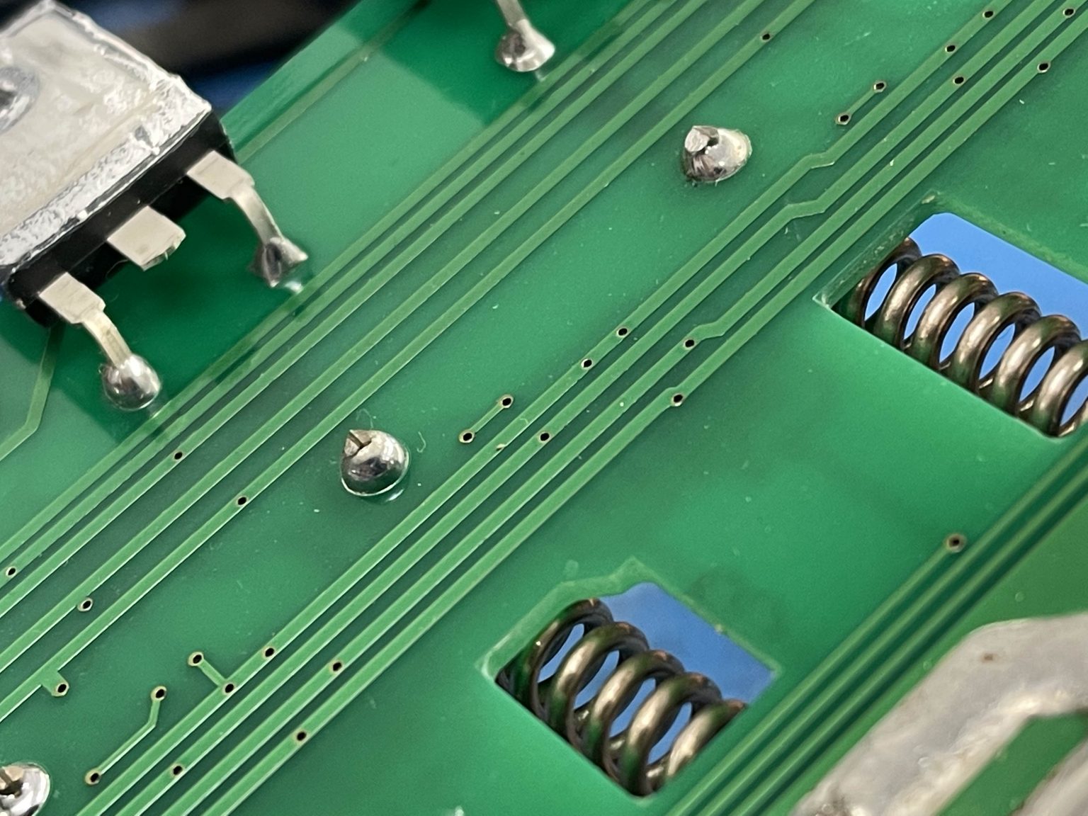 Power Desoldering Pump Vs. Desoldering Pump