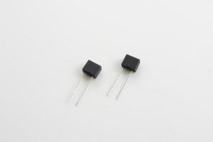 MICROFUSE TIME-DELAY
ROUND BODY (N. AMER. STD.)
w/ LONG RADIAL LEADS