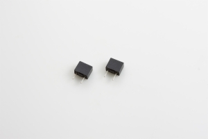 MICROFUSE TIME-DELAY
ROUND BODY (N. AMER. STD)
w/ SHORT RADIAL LEADS